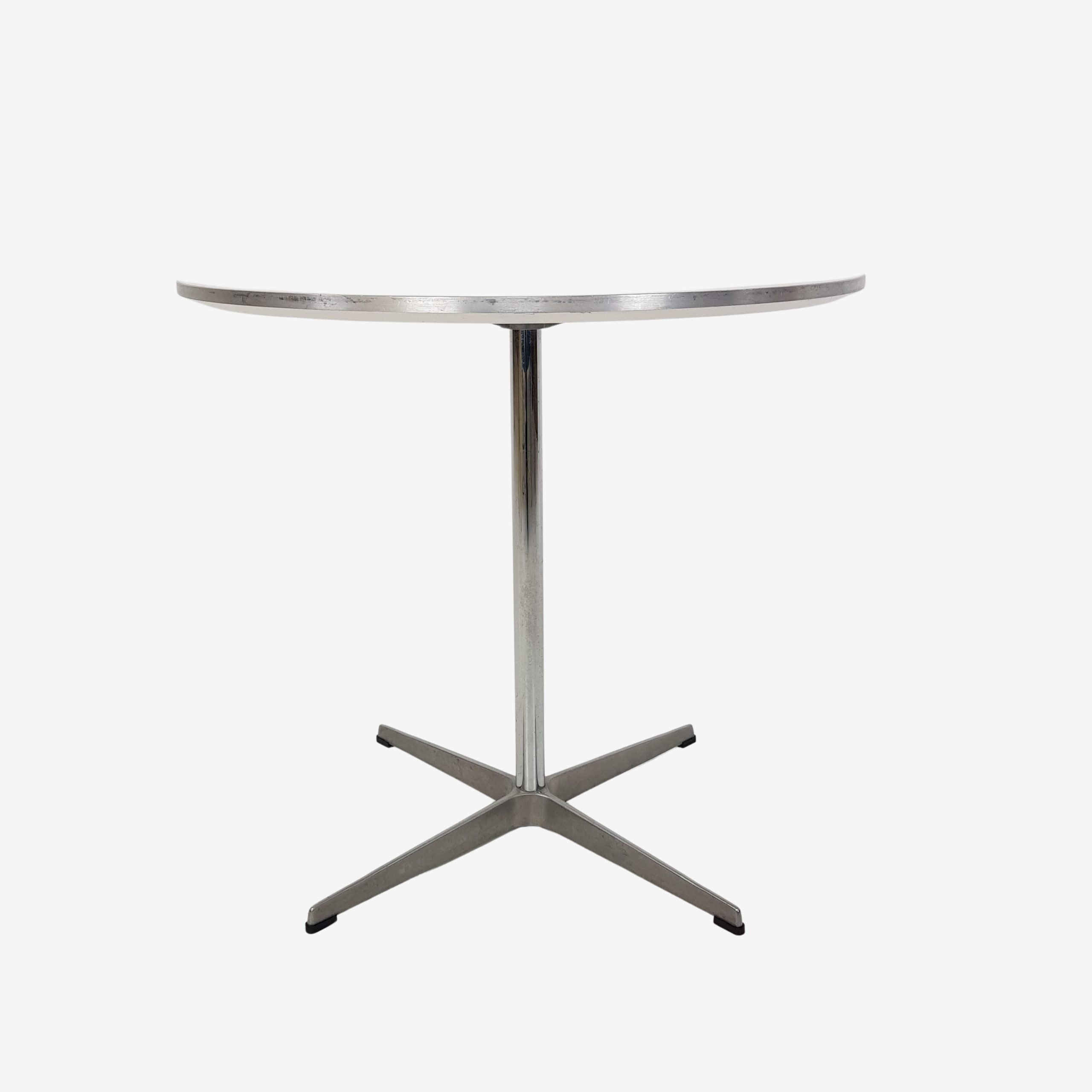 Round dining table | Arne Jacobsen | White formica & Steel