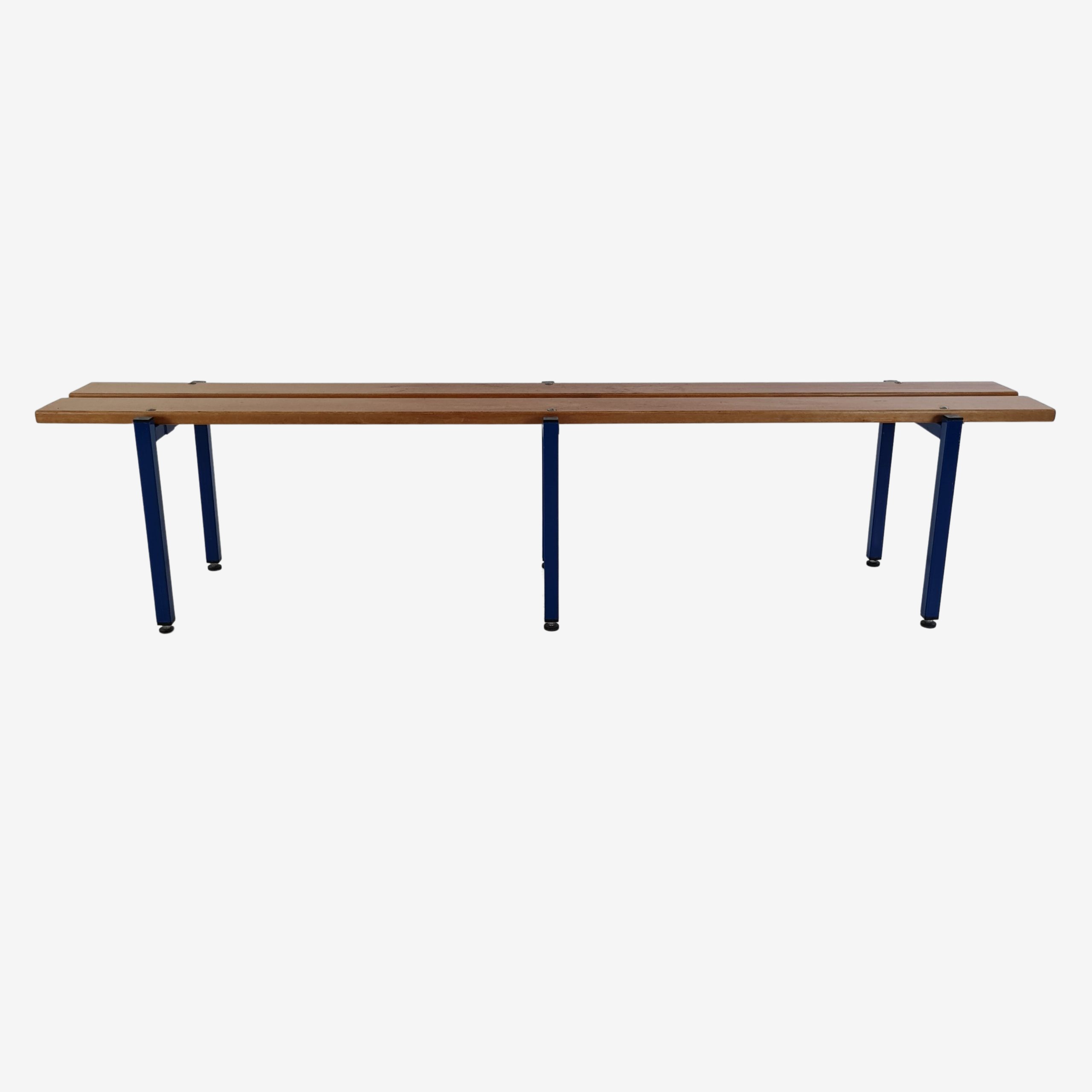 Freestanding single bench | Blue lacquered steel & lacquered pine | A sport