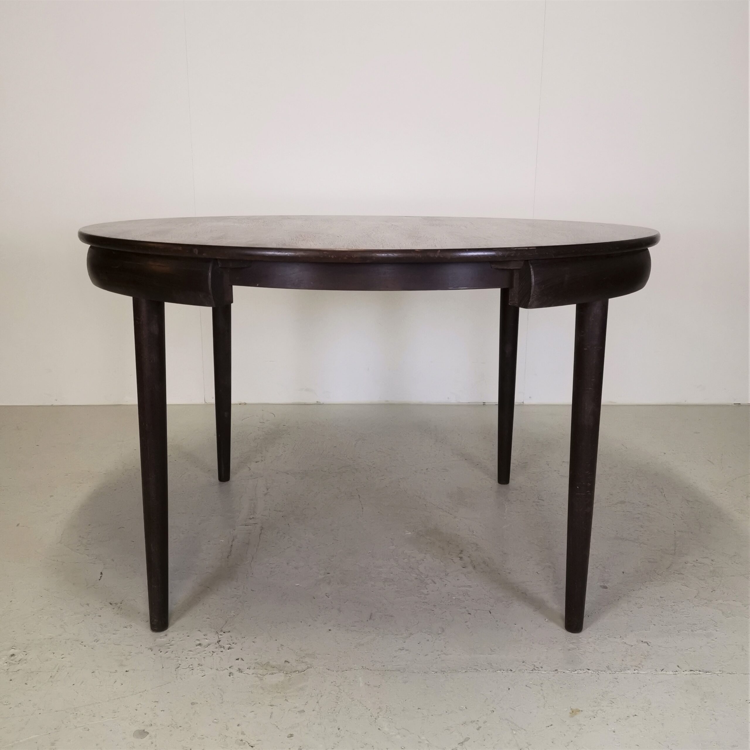 Round dining table in Palisander / Hans Olsen
