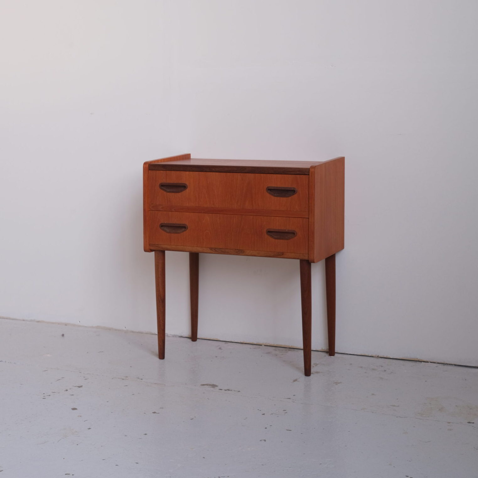 Chest of drawers with round tapered legs | Teak