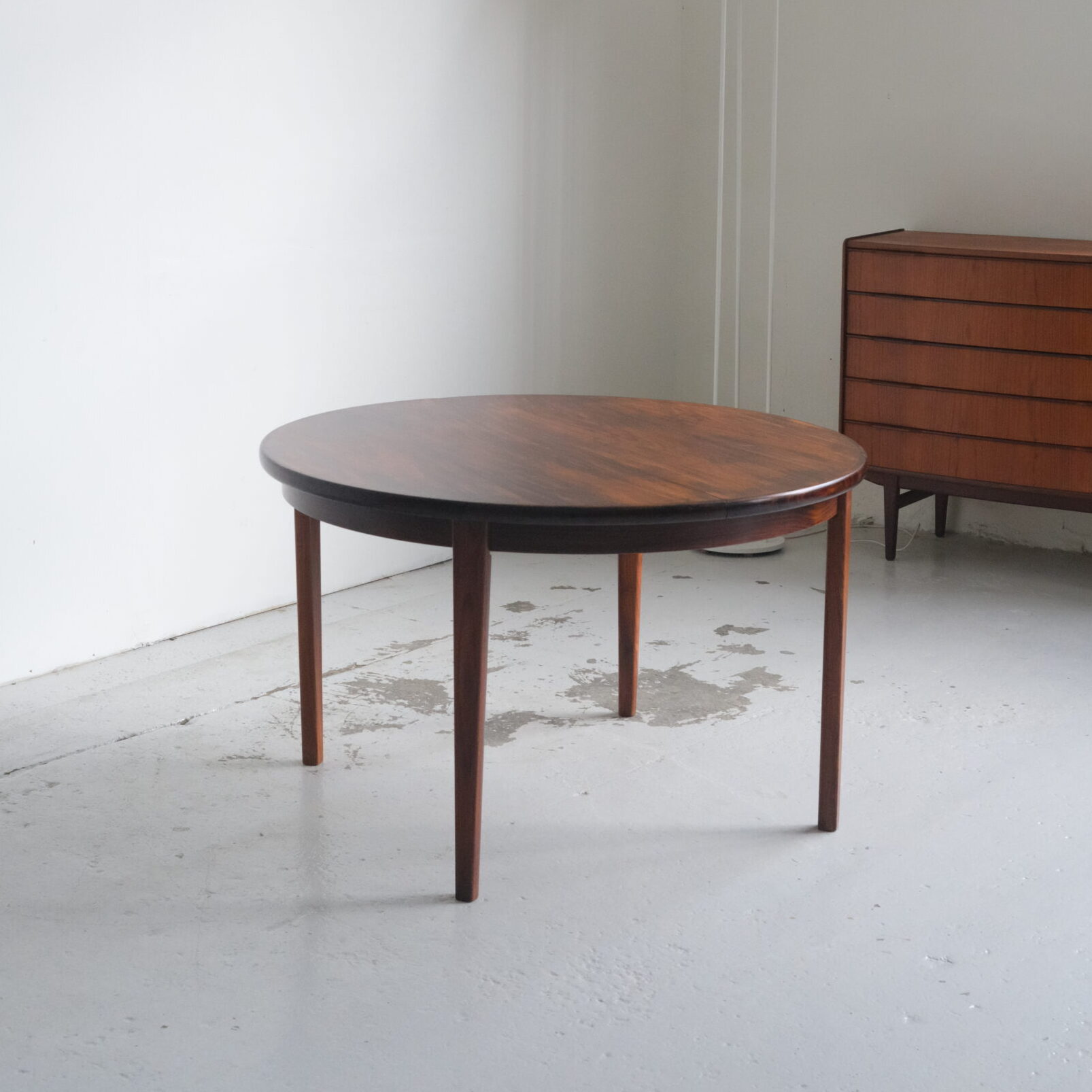 Round dining table with extension | Skovby Møbelfabrik | Rosewood